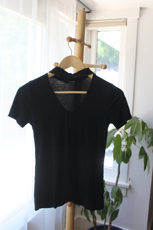 Black V-neck w Neck Strap